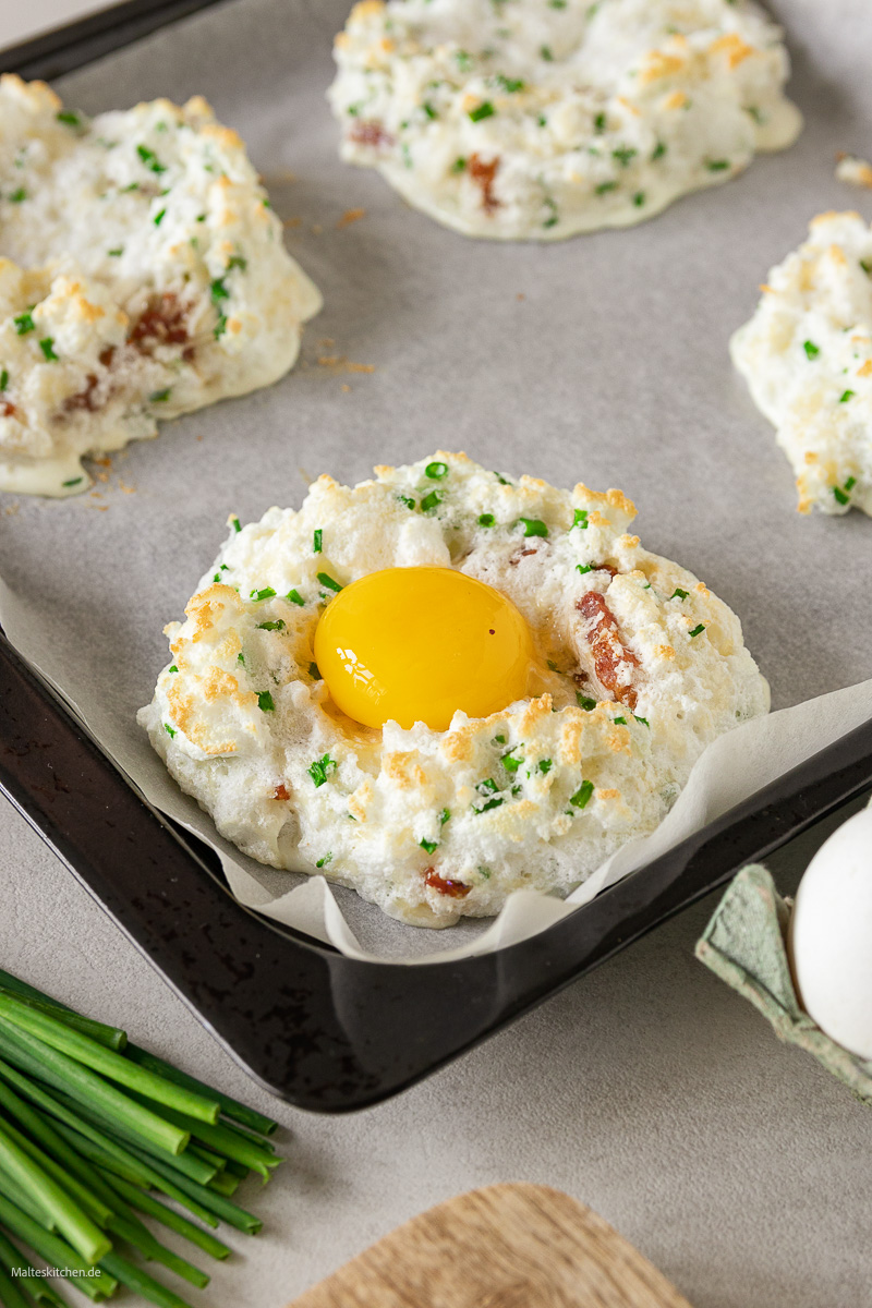 Eier im Nest aus dem Backofen.