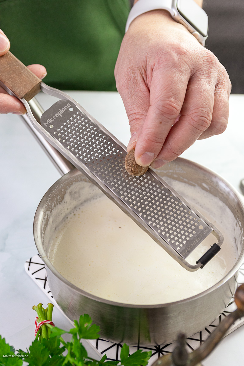 Muskatnuss für die Alfredo Sauce