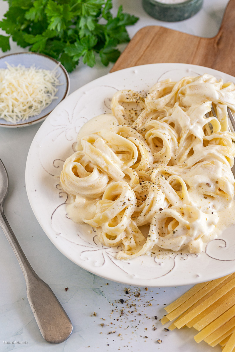Fettuccine Alfredo mit Sahne und Parmesan.