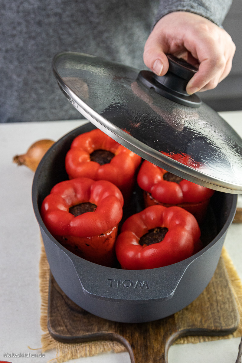 Die Paprika wird im Bräter geschmort.