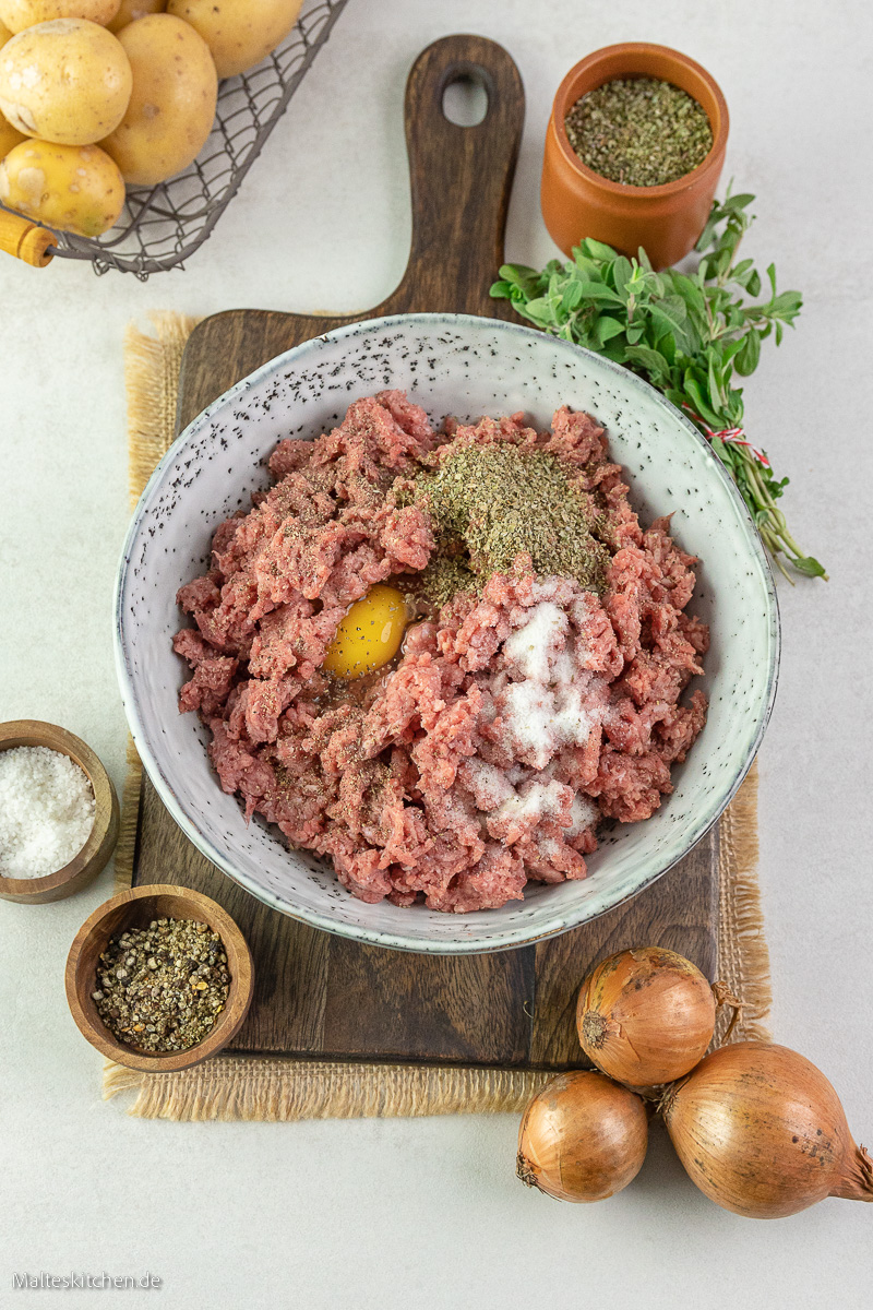Gemischtes Hackfleisch für die Hackfleischmasse.
