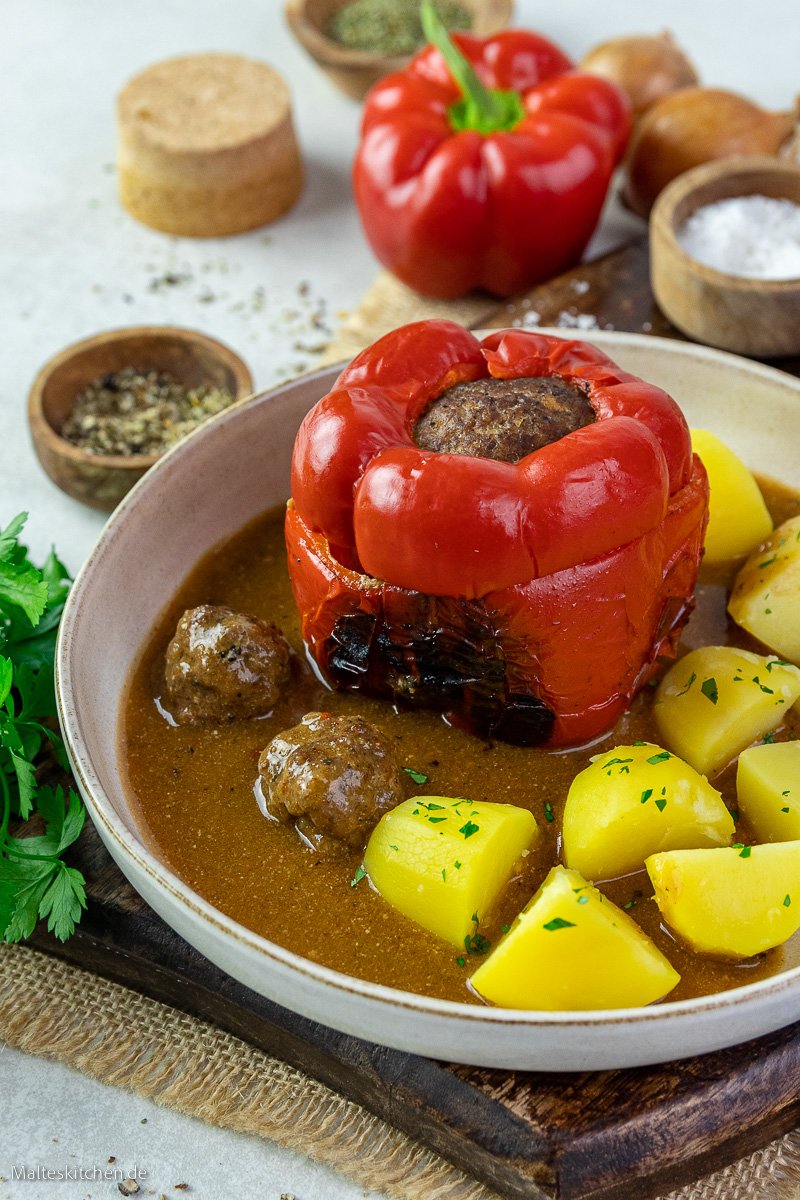Paprika, Hackfleisch, Kartoffeln und eine leckere Sauce.