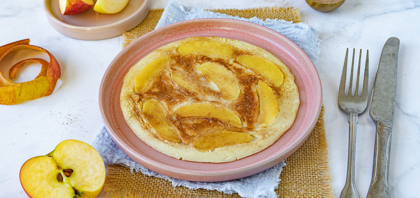 Zarte Apfelpfannkuchen mit Apfelscheiben