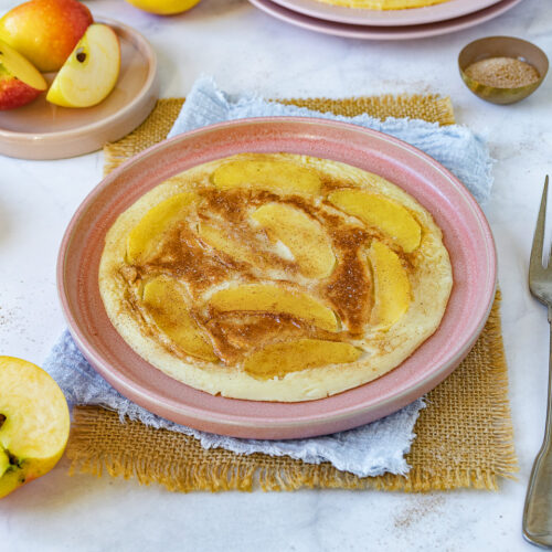 Zarte Apfelpfannkuchen mit Apfelscheiben
