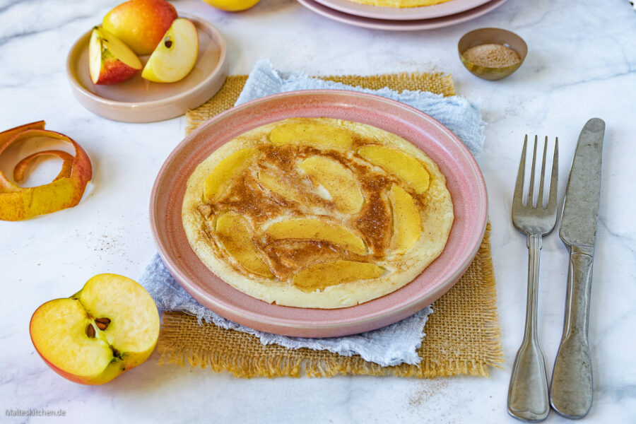 Zarte Apfelpfannkuchen mit Apfelscheiben