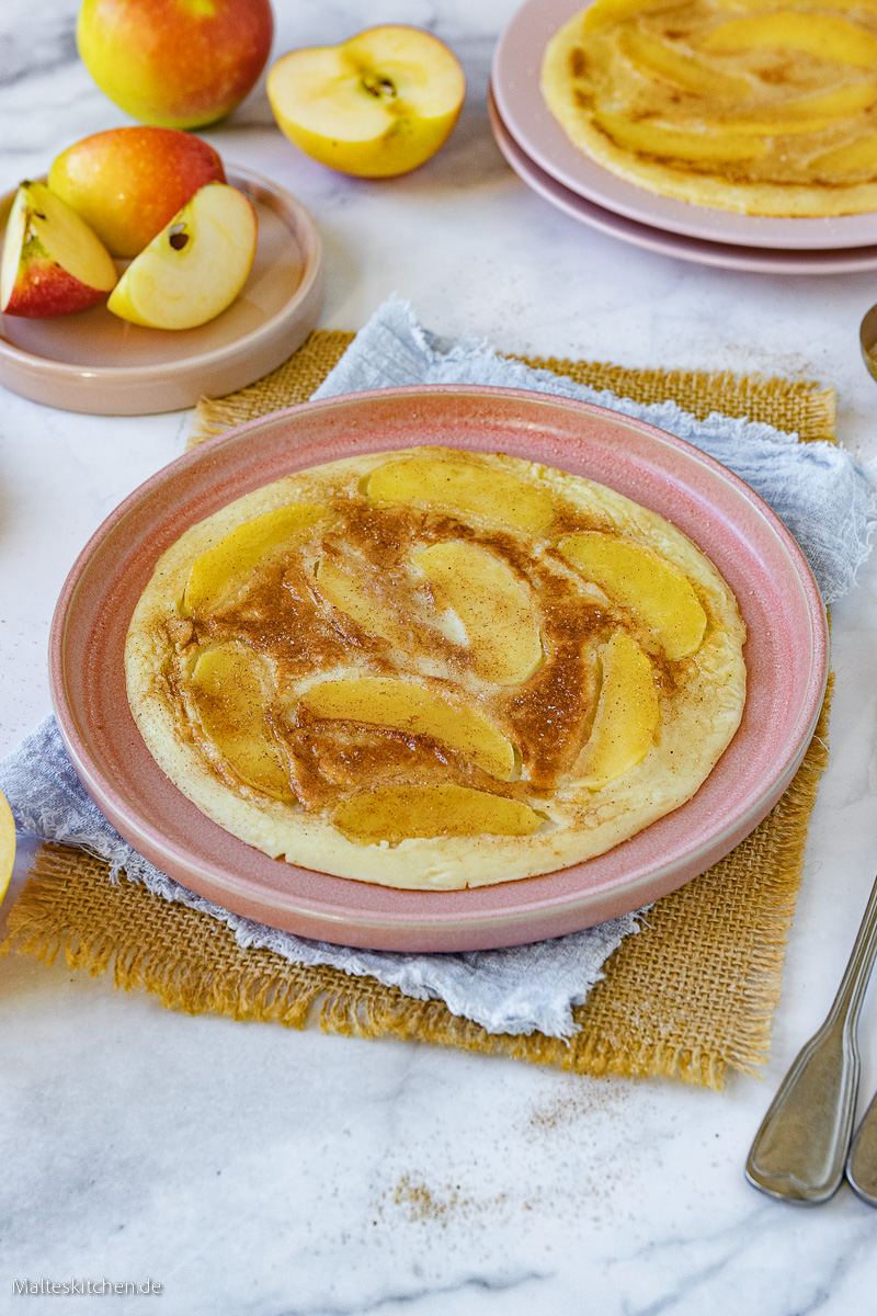 Apfelpfannkuchen mit Apfelscheiben