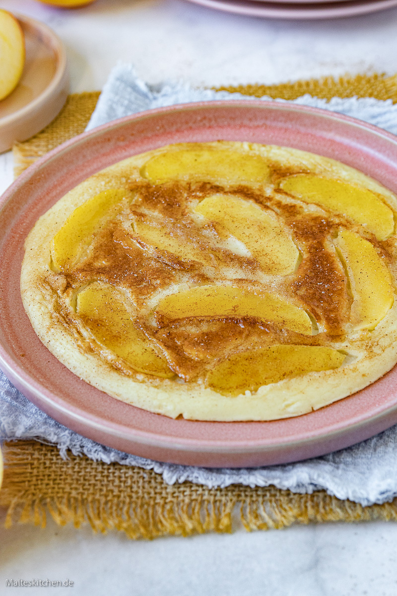 Leckere Pfannkuchen mit Äpfeln.
