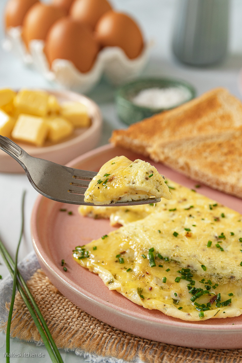 Cremiges Omelett mit geschmolzenem Käse