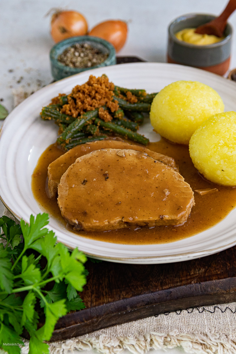 Schweinebraten mit würziger Sauce und leckeren Beilagen.