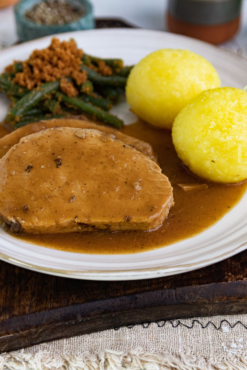 Klassischer Schweinebraten mit Knödeln