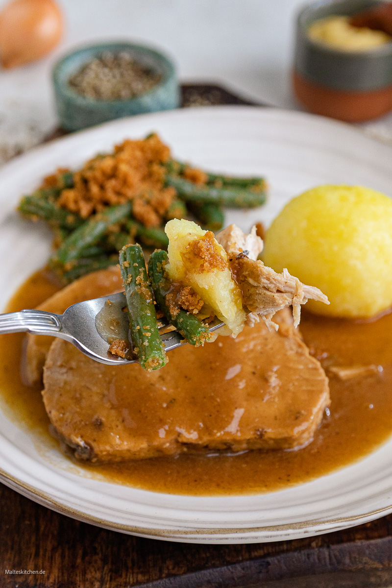 Sonntagsbraten - geschmorter Schweinebraten.