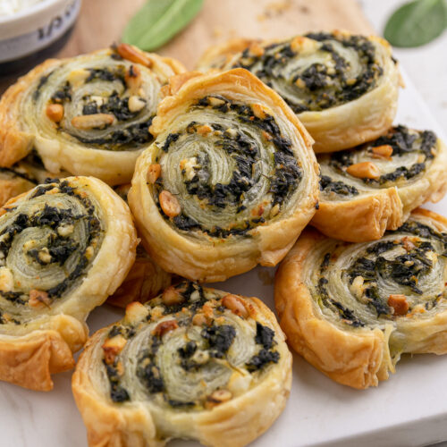 Rezept für vegetarische Blätterteigschnecken mit Spinat und Feta