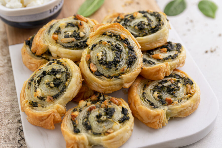Rezept für vegetarische Blätterteigschnecken mit Spinat und Feta