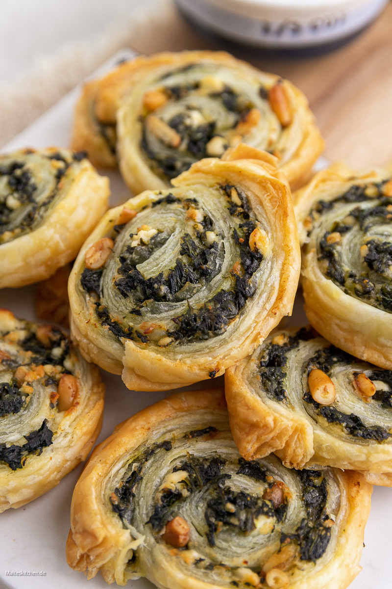 Blätterteigschnecken gefüllt mit Spinat und Feta.