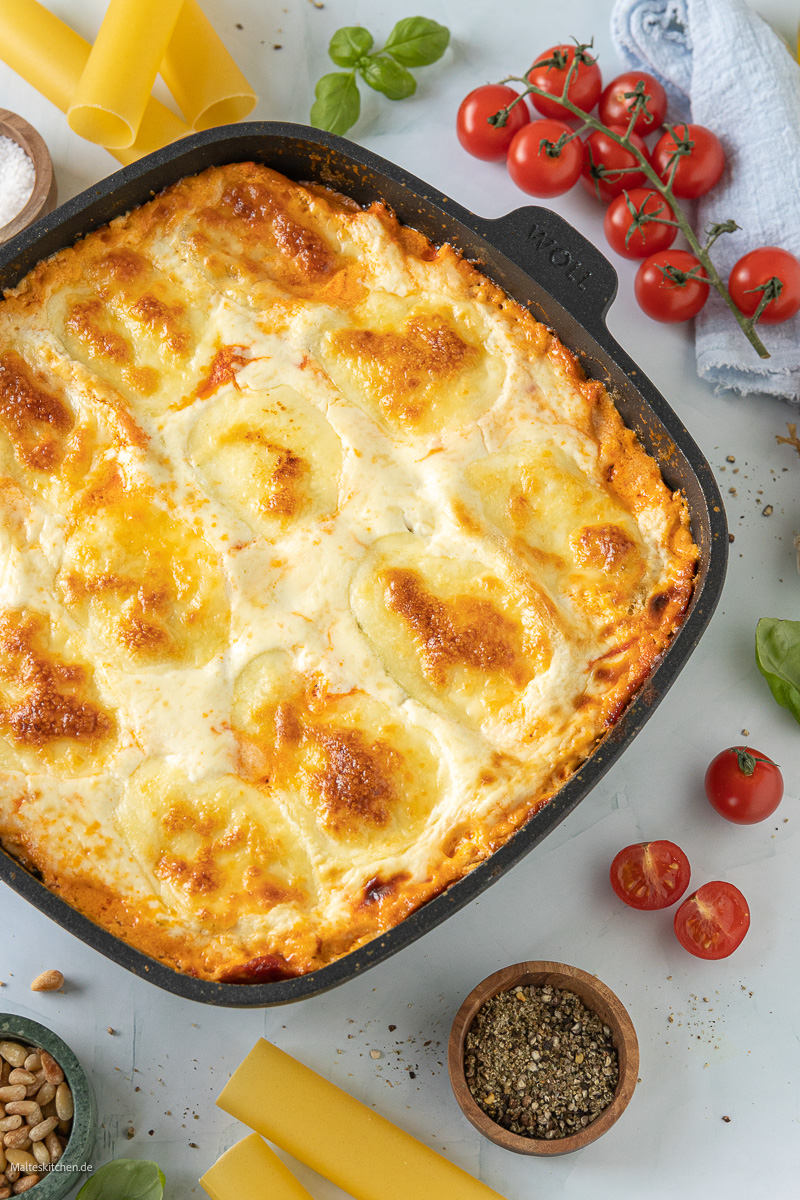 Cannelloni mit Spinat, Ricotta und Tomatensoße.