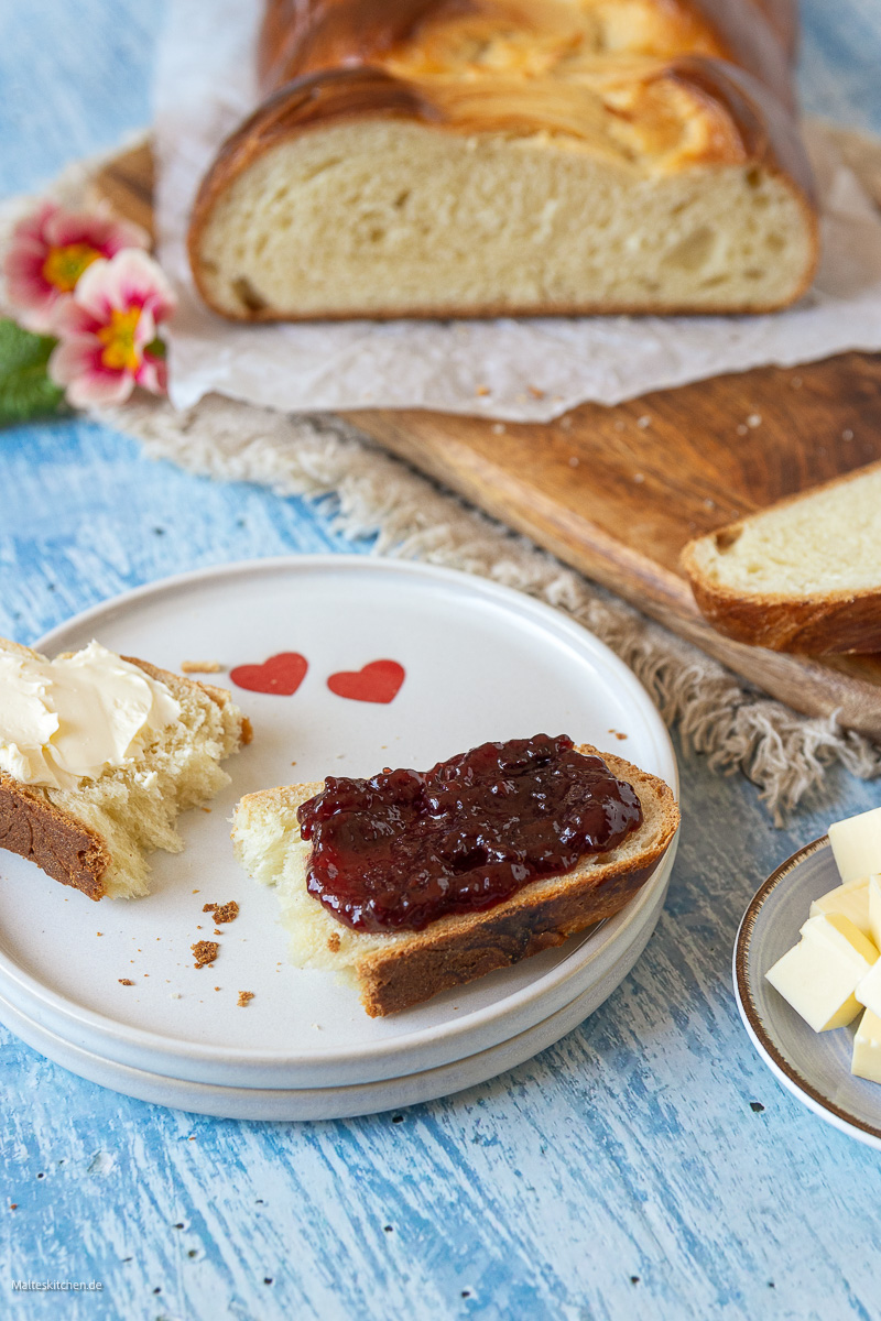 Osterzopf mit Butter bestrichen
