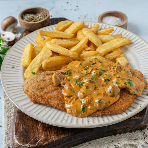 Jägerschnitzel mit Jägersoße und Pommes