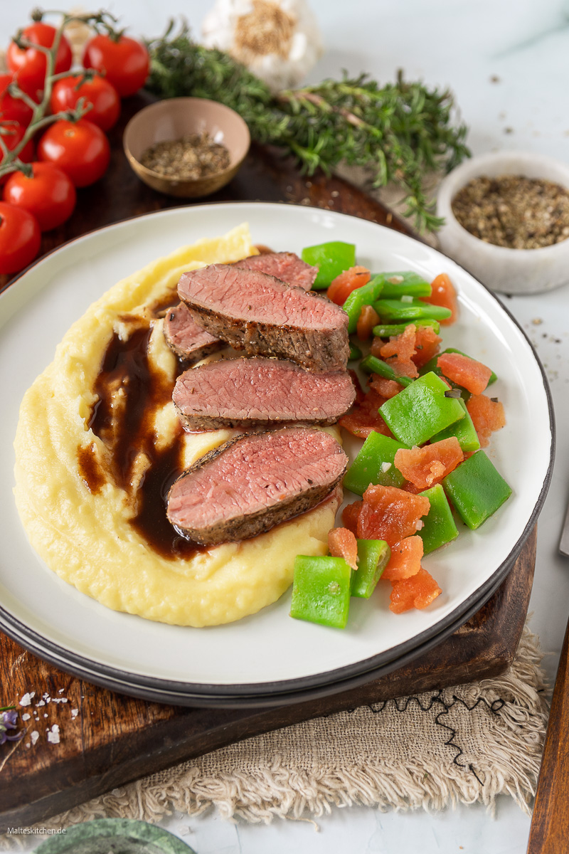 Lammrücken gebraten, rosa und saftig.