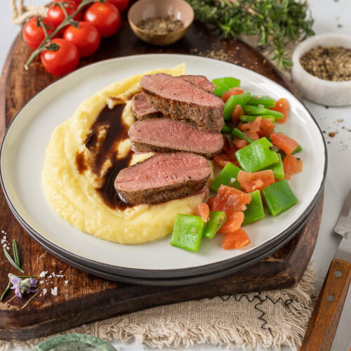 Saftiger Lammrücken mit Bohnen-Tomaten-Gemüse und Kartoffelpüree
