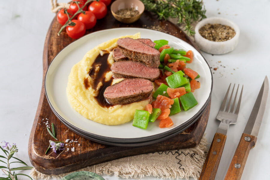 Saftiger Lammrücken mit Bohnen-Tomaten-Gemüse und Kartoffelpüree