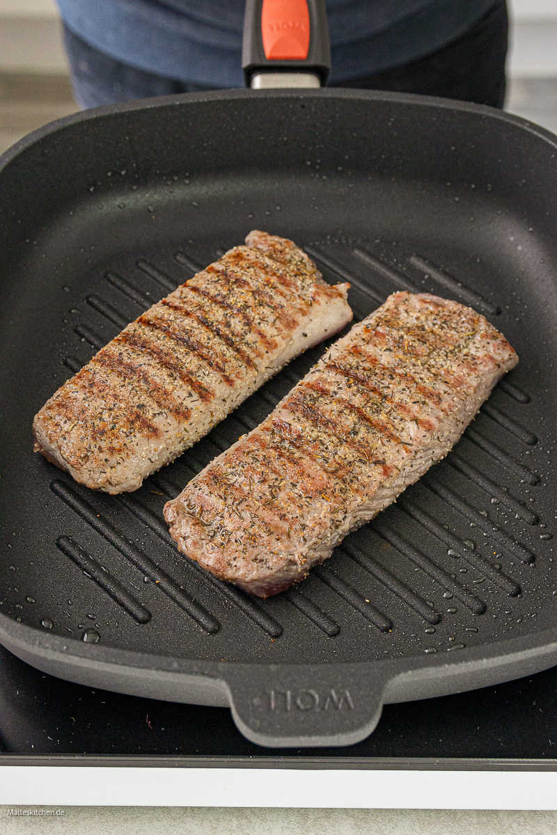 Lammrücken braten in der Grillpfanne.