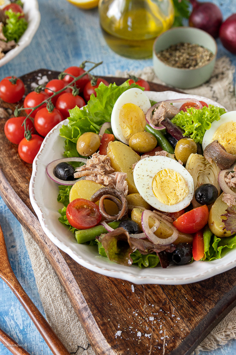 Nizza-Salat mit Kartoffeln, Thunfisch und Eiern.
