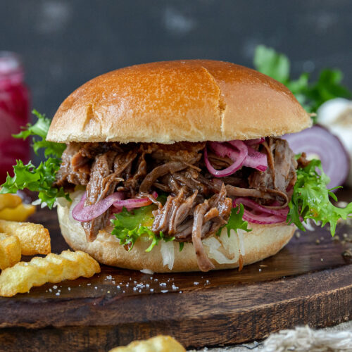 Pulled Beef Burger mit Soße und Krautsalat