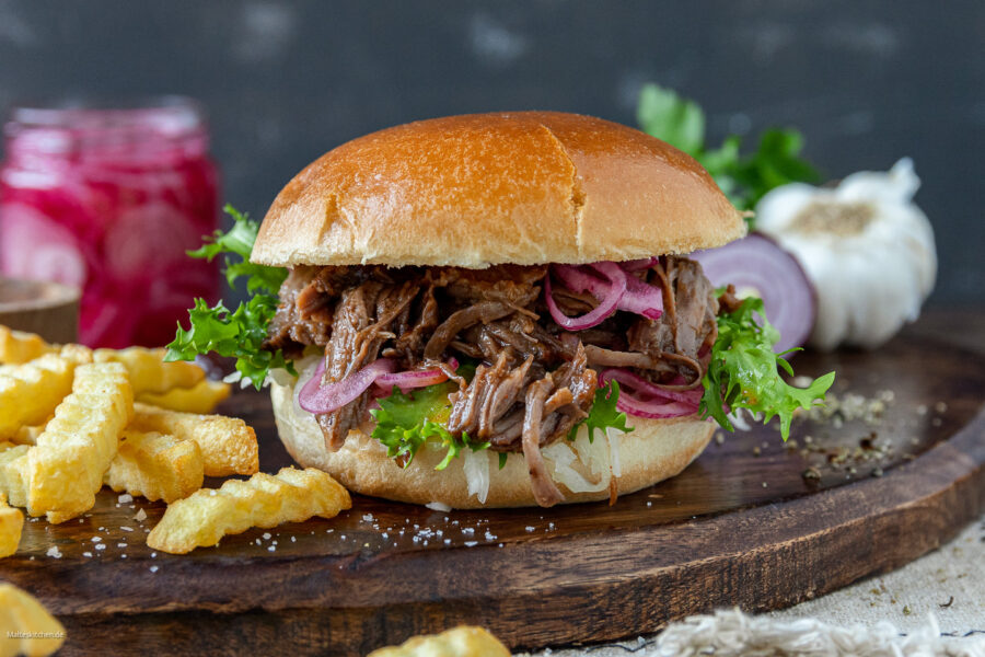Pulled Beef Burger mit Soße und Krautsalat