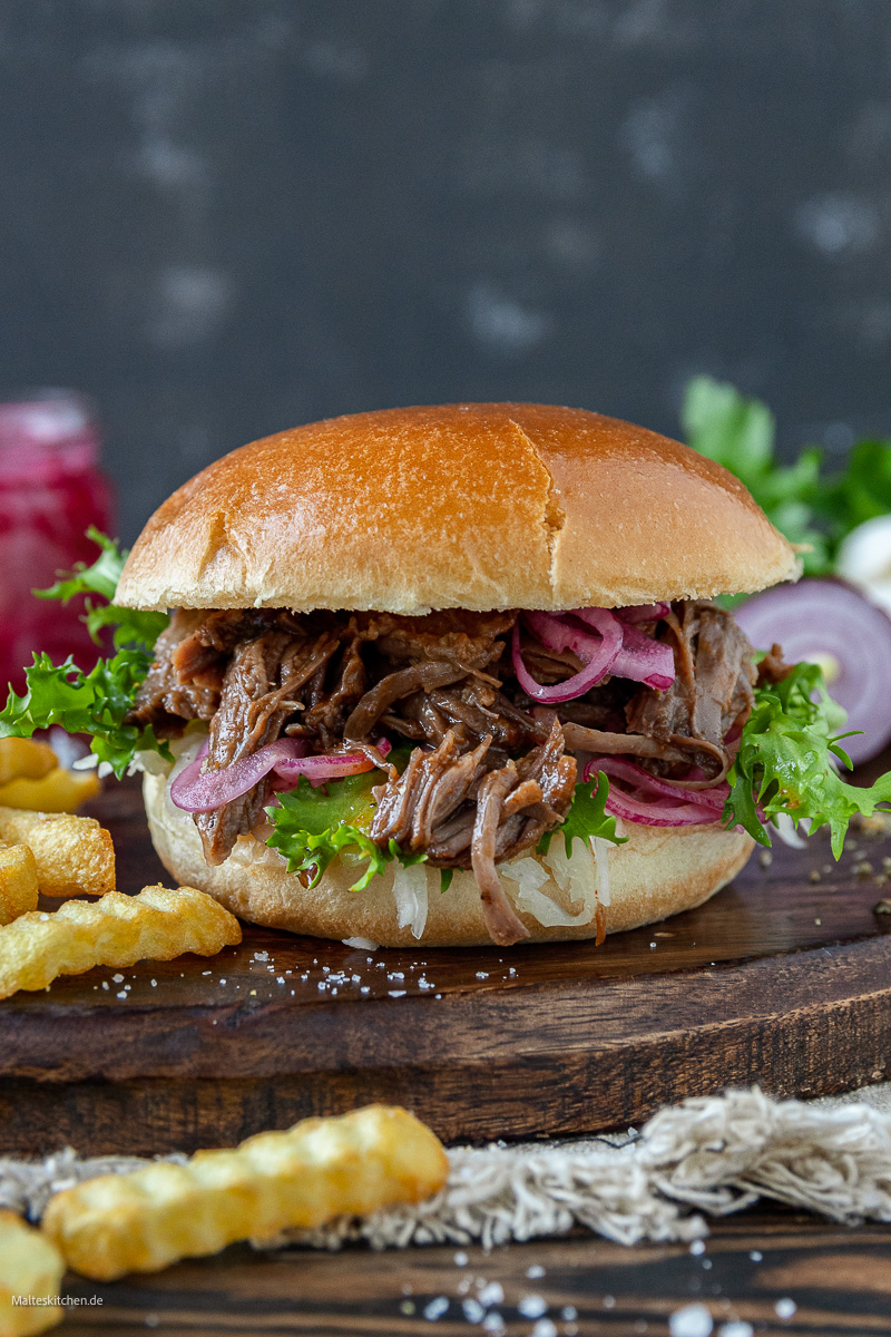 Ein fantastischer Burger mit Pulled Beef und Krautsalat.
