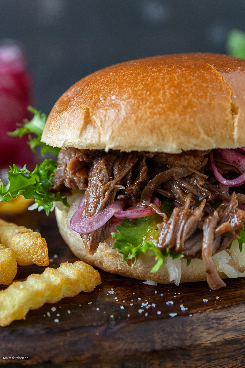 Leckerer Burger mit Rindfleisch und Soße.