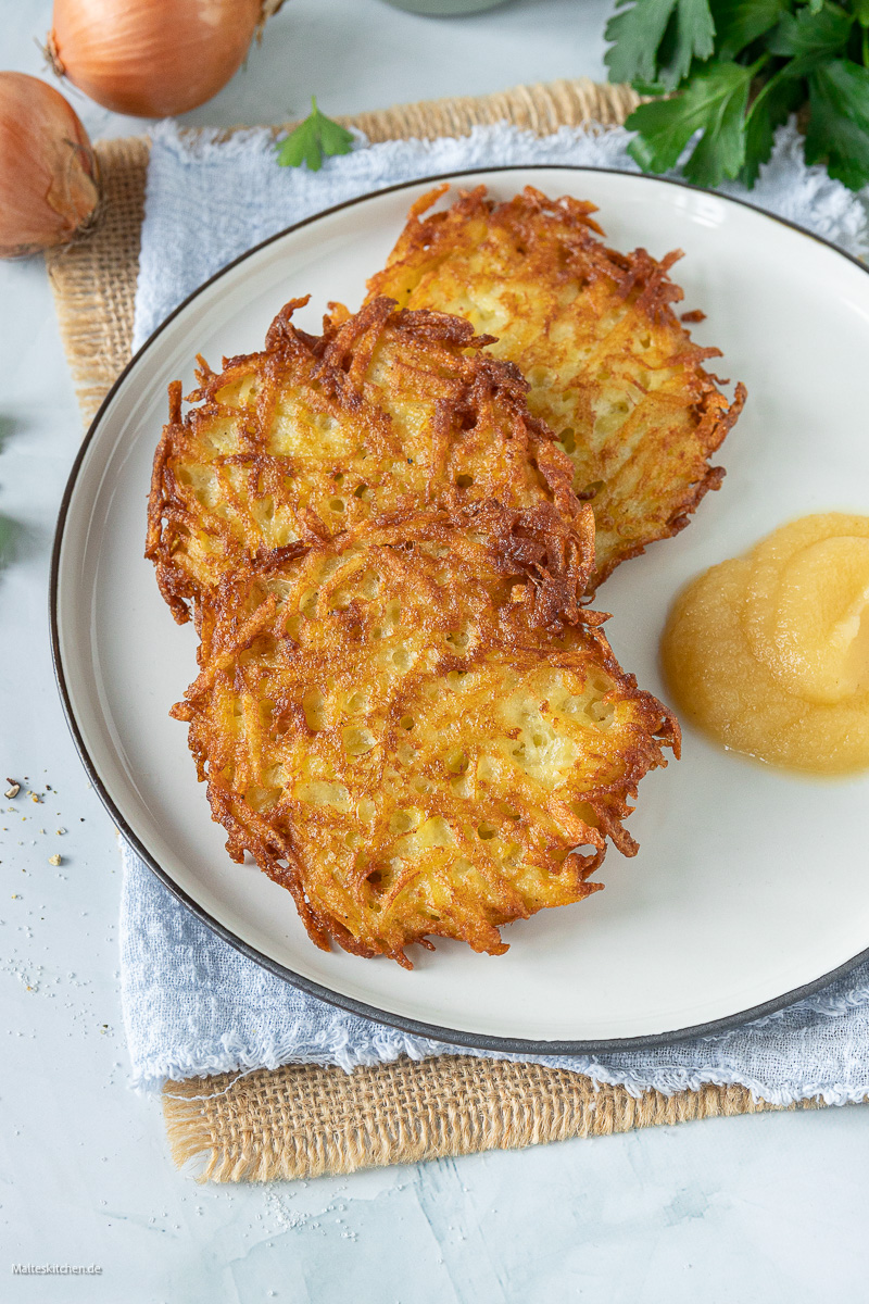 Reibekuchen mit Apfelmus.