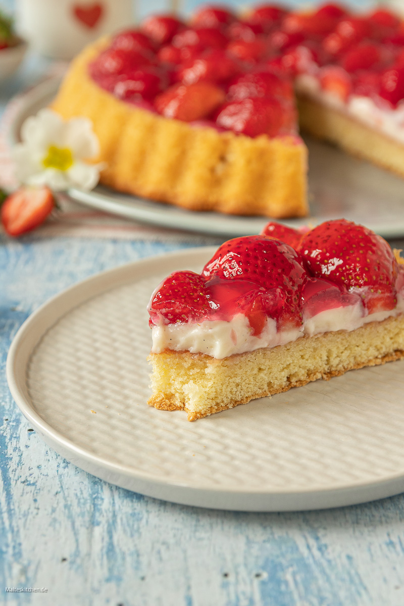 Saftiger Erdbeerkuchen mit Vanillepudding und Biskuitboden.