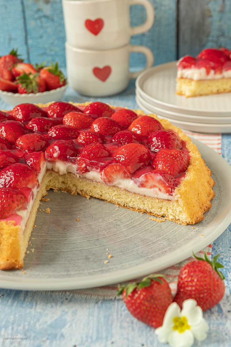 Erdbeerkuchen mit Pudding und lockerem Biskuitboden.