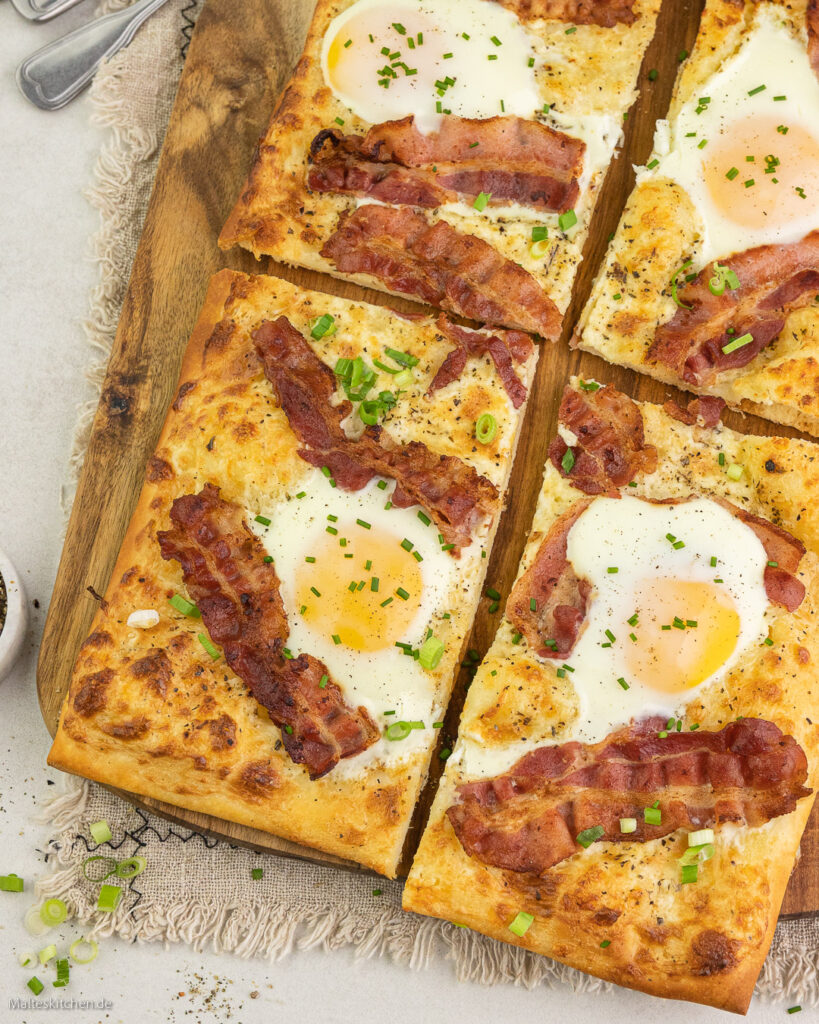 Frühstückspizza mit Spiegelei und Bacon