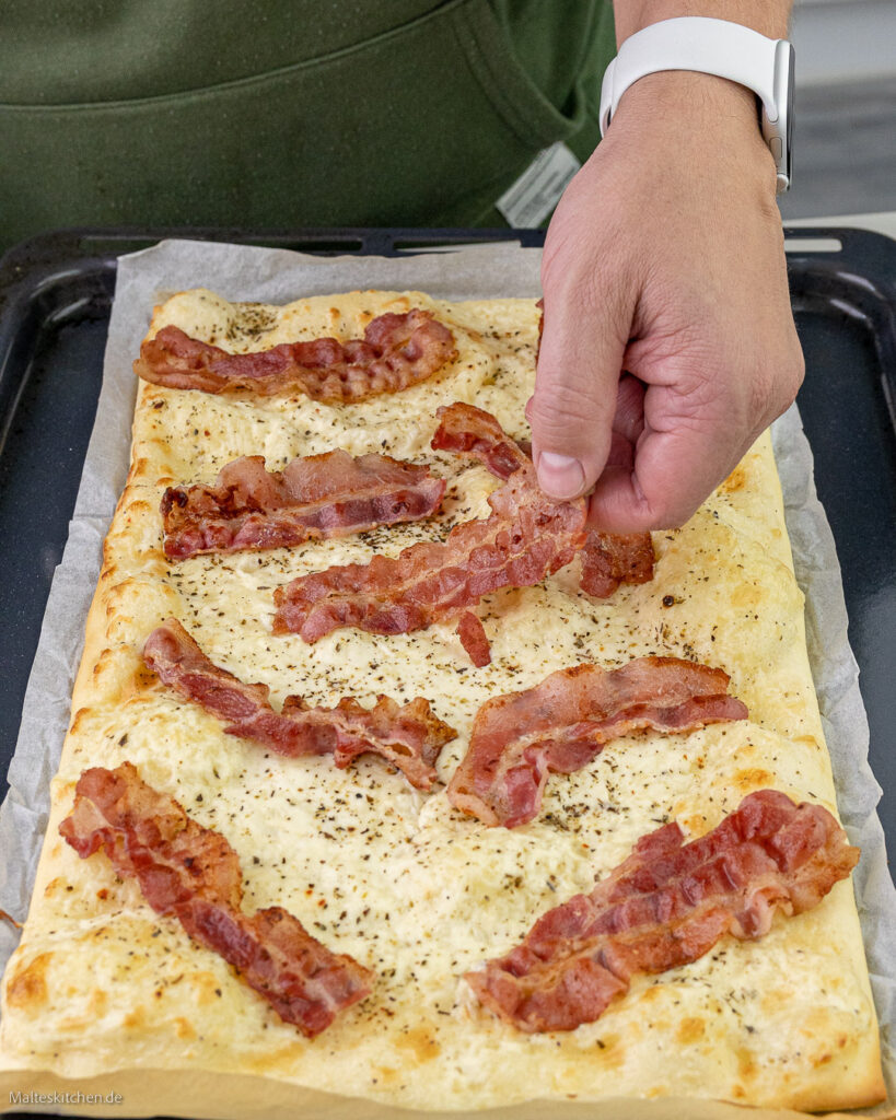 Pizza belegt mit Bacon und Spiegelei
