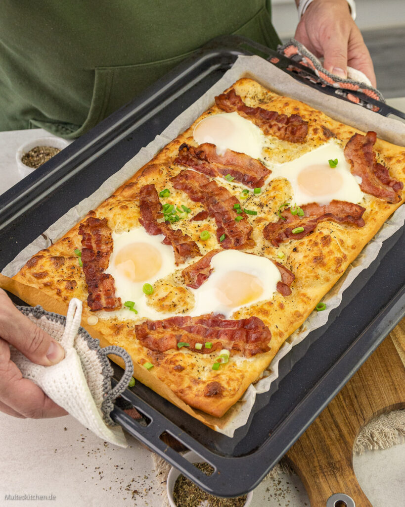 Knusprige Pizza mit Bacon und Spiegelei.