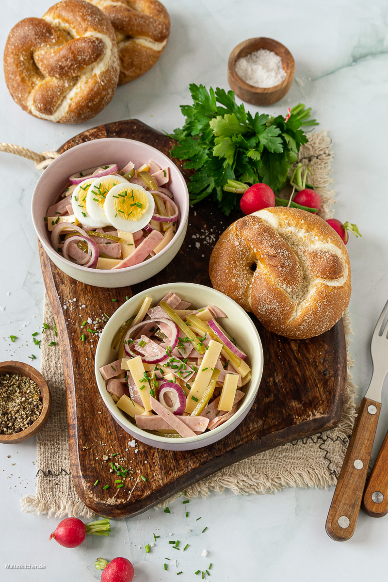 Schweizer Wurstsalat mit Käse.