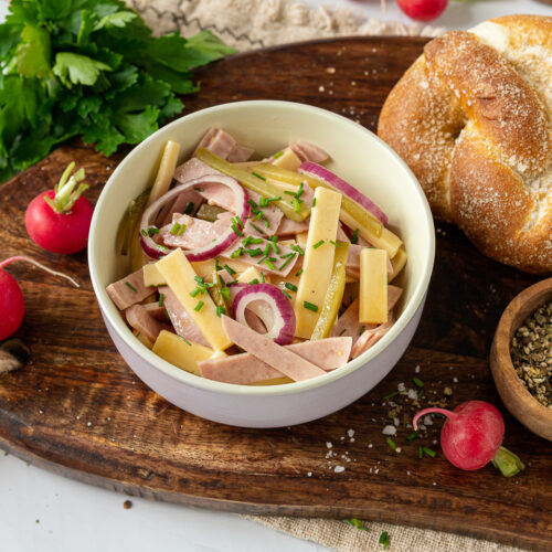 Schweizer Wurstsalat mit Käse