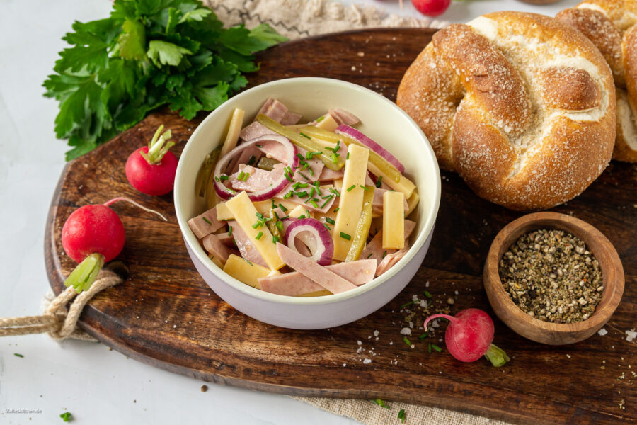 Schweizer Wurstsalat mit Käse