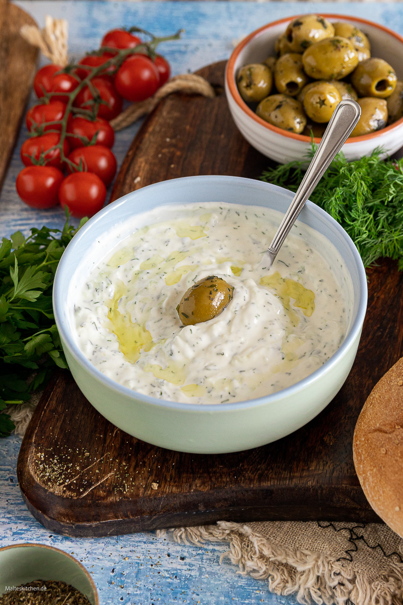 Leckeres griechisches Tsatsiki mit Knoblauch und Dill.