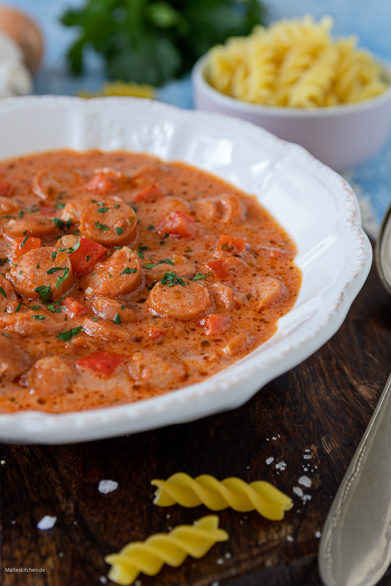 Leckeres Gulasch mit Würstchen und Soße.