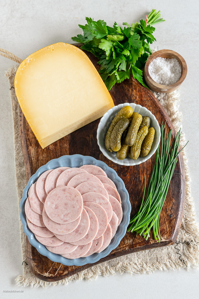 Zutaten für den Salat mit Wurst und Käse.