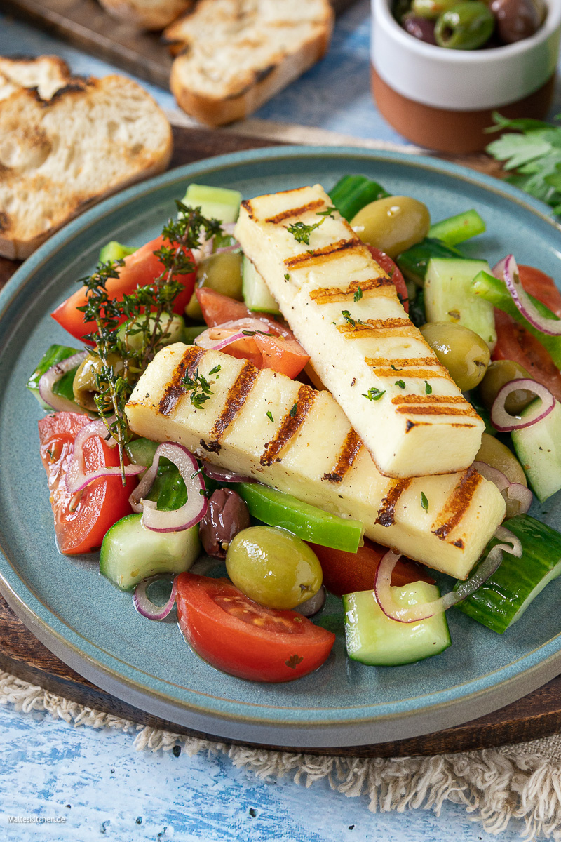Griechischer Bauernsalat mit Grillkäse.