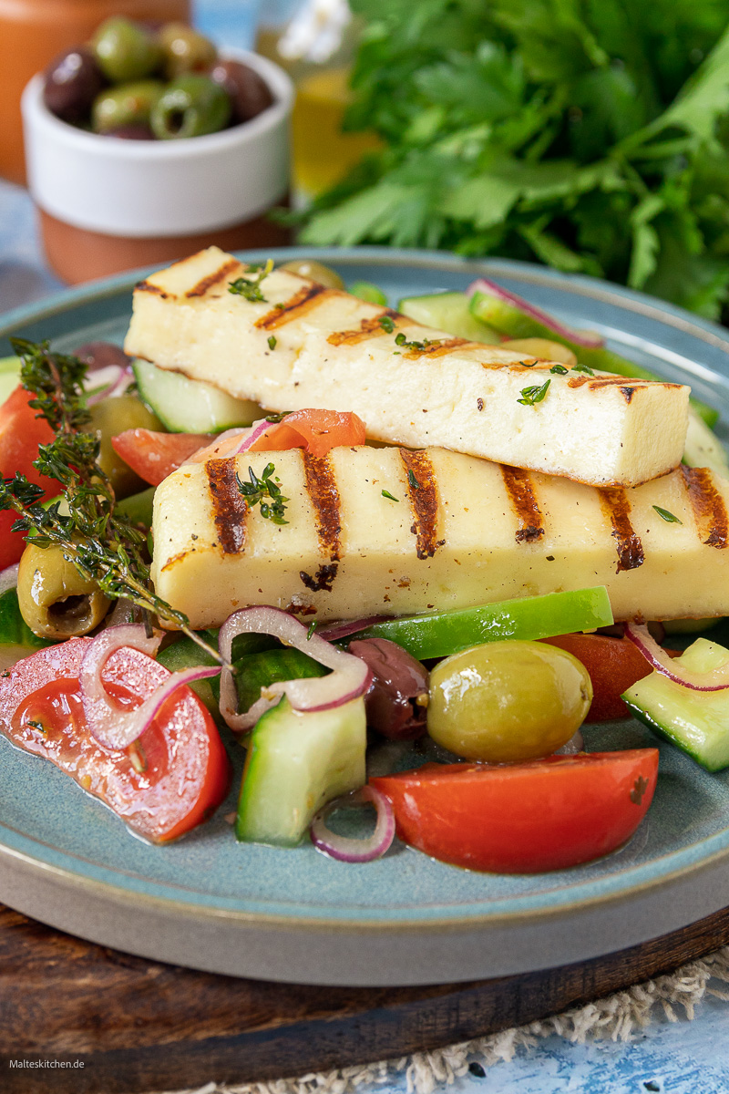 Leckerer griechischer Salat mit Grillkäse.