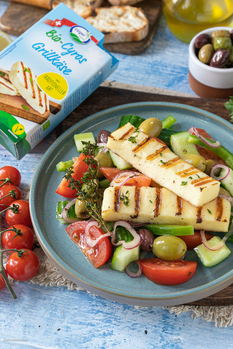 Unheimlich leckerer Salat auf griechische Art mit Grillkäse.
