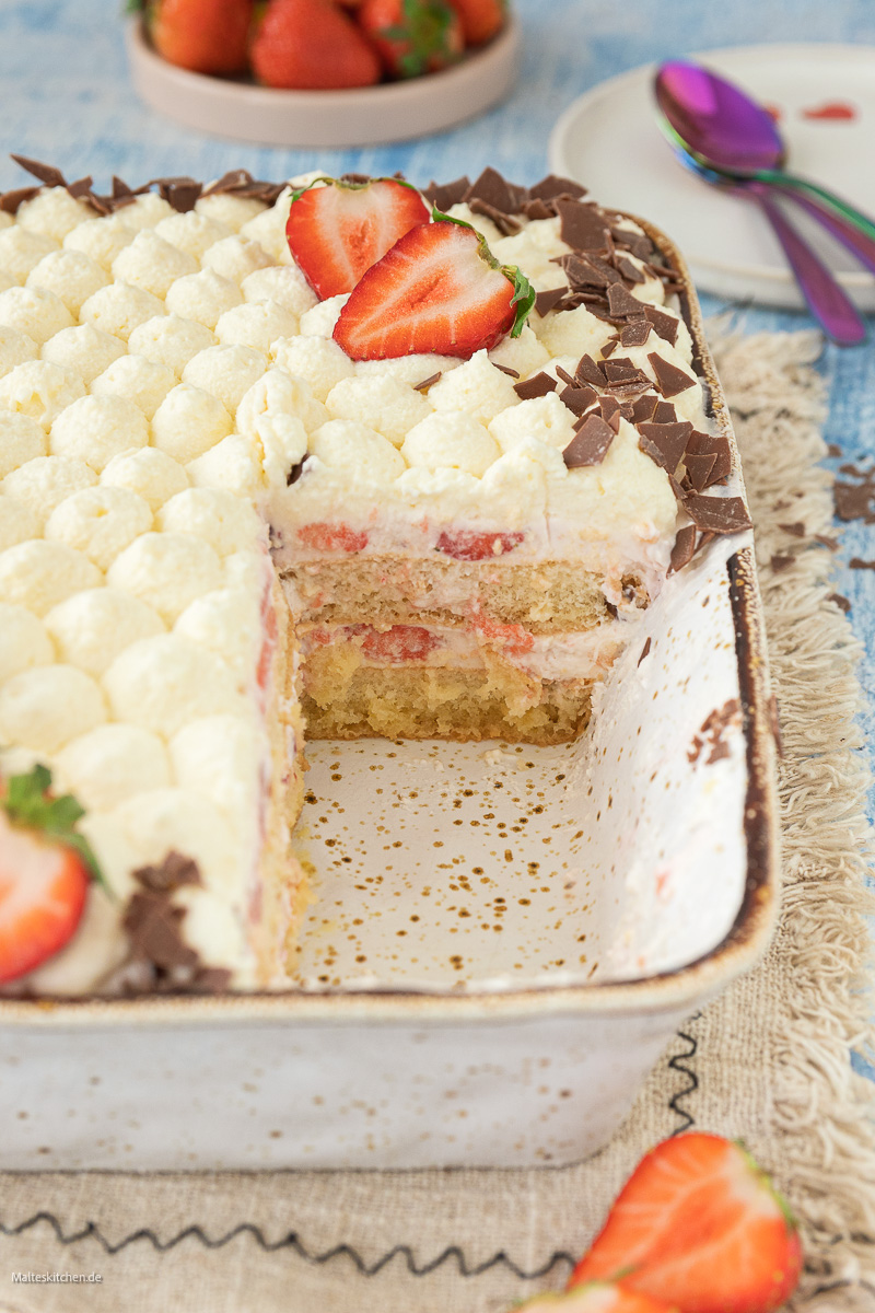 Fruchtiges Dessert mit Erdbeeren.