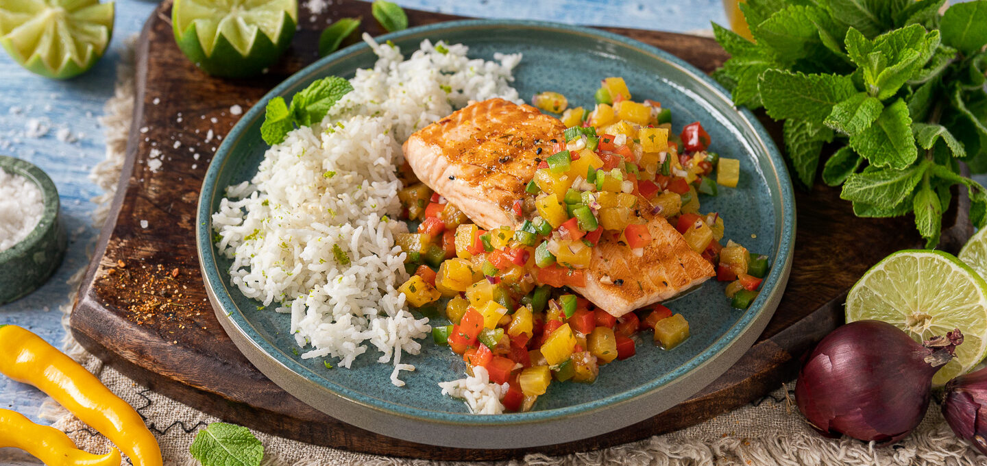 Gegrilltes Lachsfilet mit Ananas-Salsa.