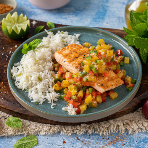 Gegrilltes Lachsfilet mit Ananas-Salsa.