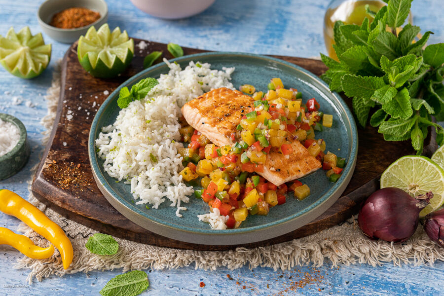 Gegrilltes Lachsfilet mit Ananas-Salsa.
