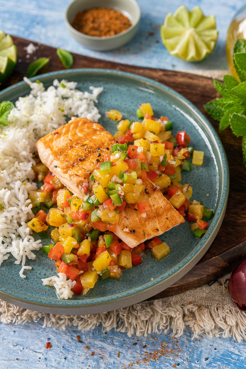Gegrilltes Lachsfilet mit Ananas-Salsa.